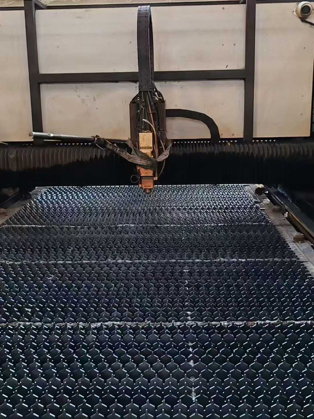 21-year-old Russian laser technology, 3015 exchange belt enclosure, Raycus 4000-watt multi-mode laser, Bochu system, Jiaqiang BM11 cutting head.