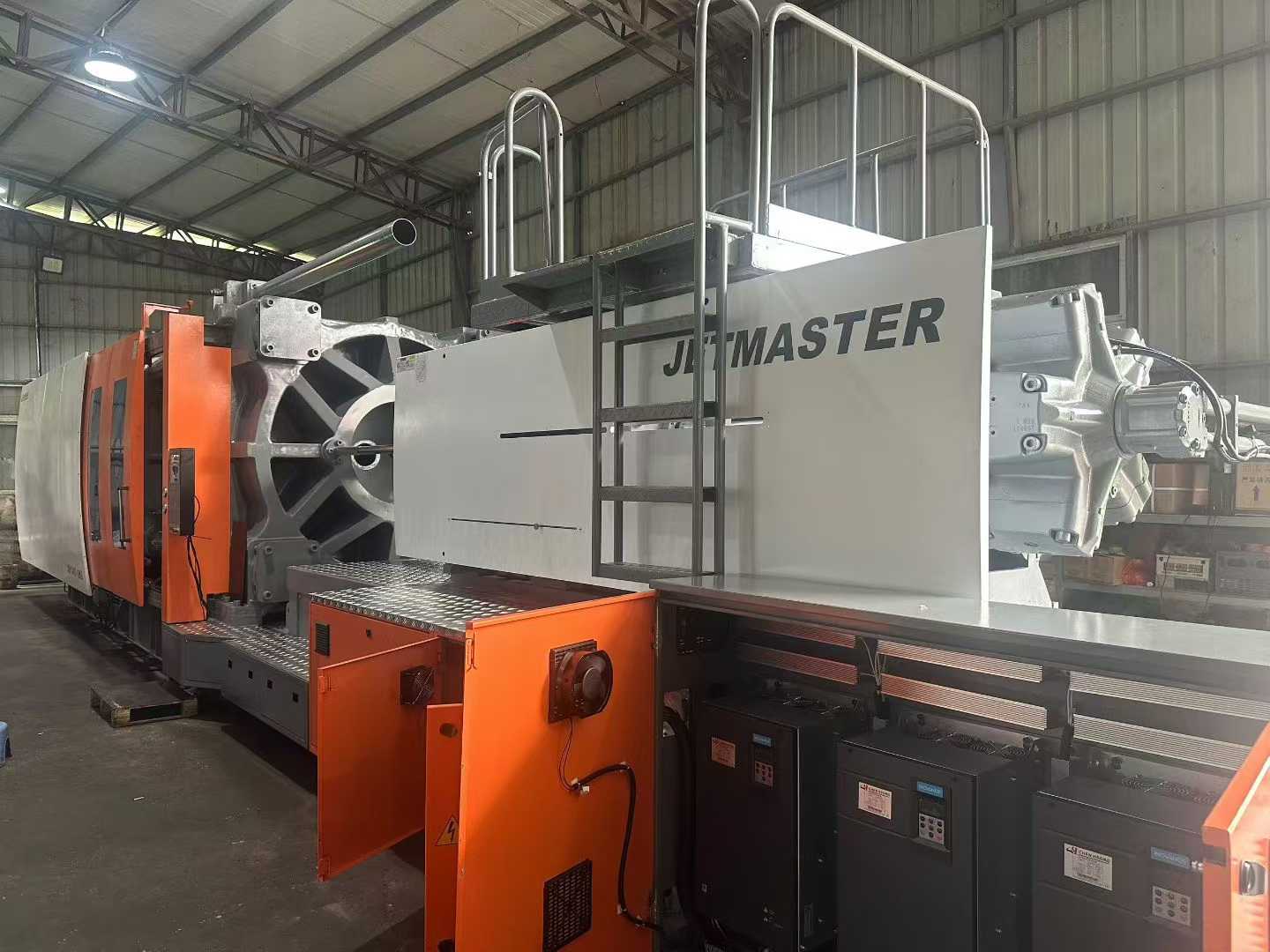 Zhenxiong 1400 screw 130. Injection weight: 6690 grams. Mold size: 1400*1400.