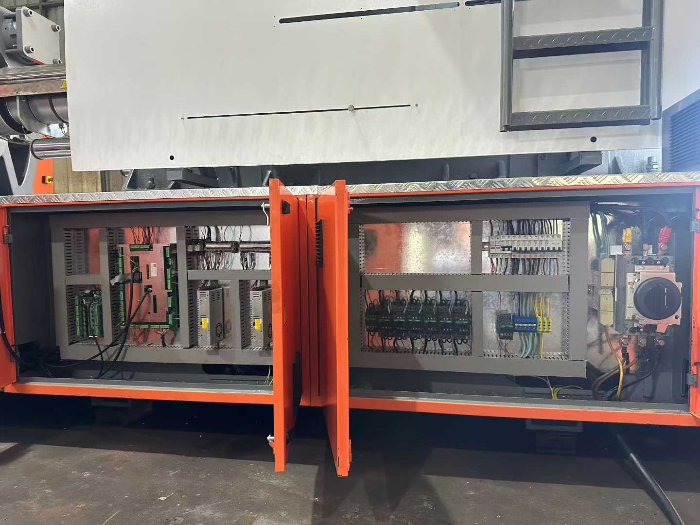 Zhenxiong 1400 screw 130. Injection weight: 6690 grams. Mold size: 1400*1400.