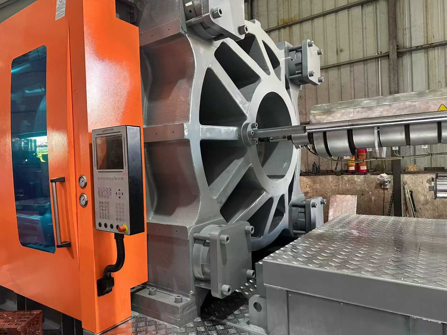 Zhenxiong 1400 screw 130. Injection weight: 6690 grams. Mold size: 1400*1400.