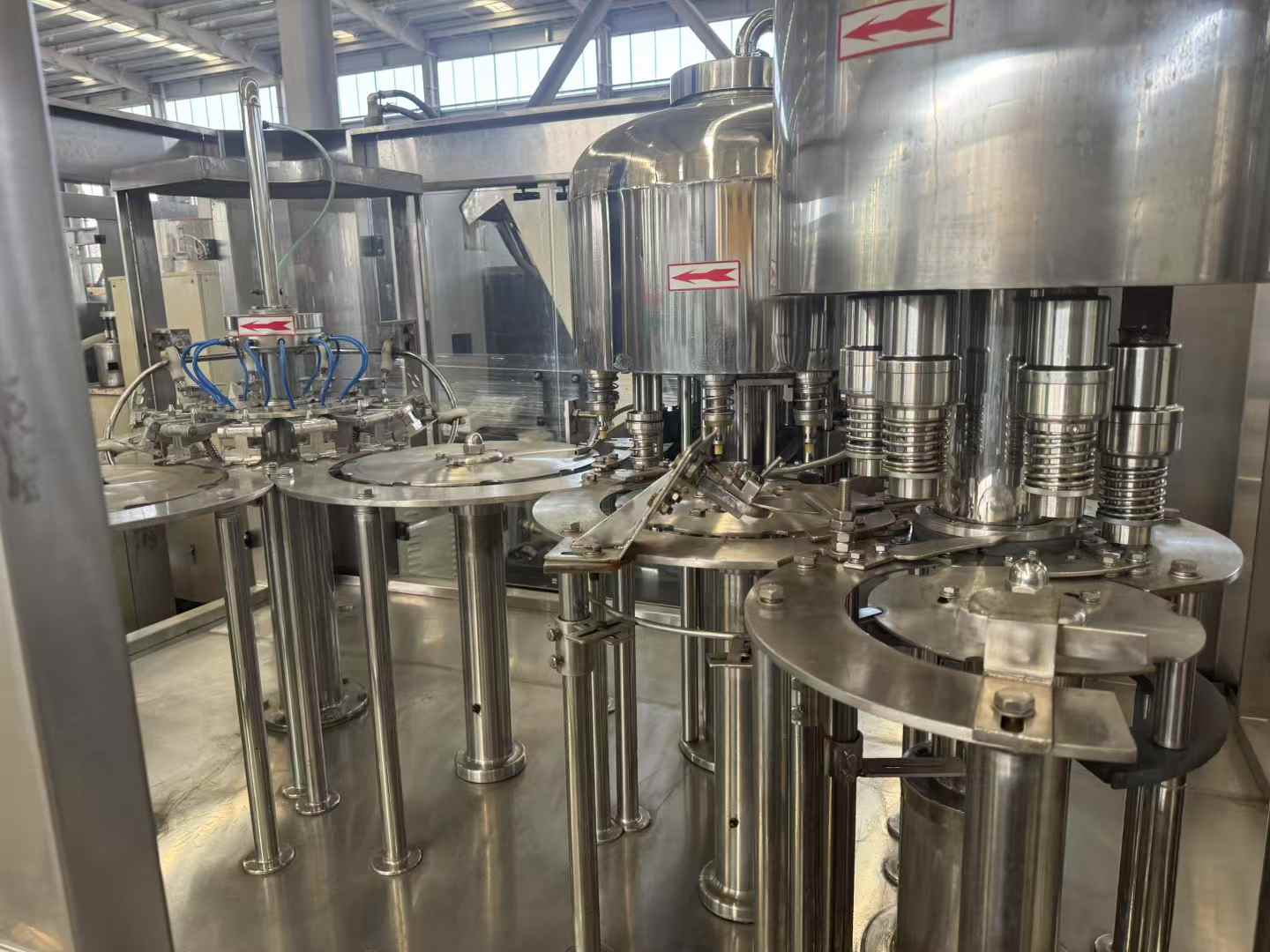 12 heads with 30 outlets for filling machines, waterfall-style top cover, and cover disinfection.