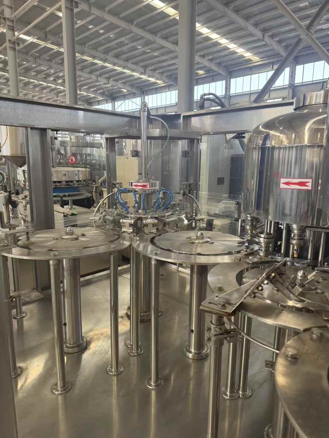 12 heads with 30 outlets for filling machines, waterfall-style top cover, and cover disinfection.