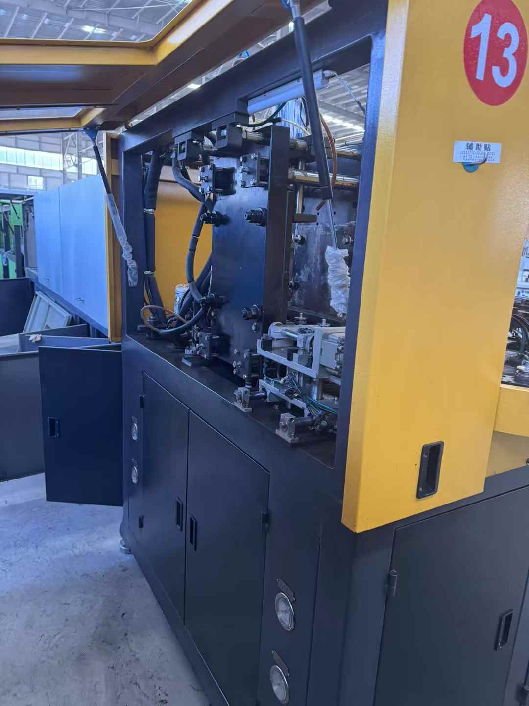 A 23-year-old high-end, elegant, fully automatic blow molding machine.