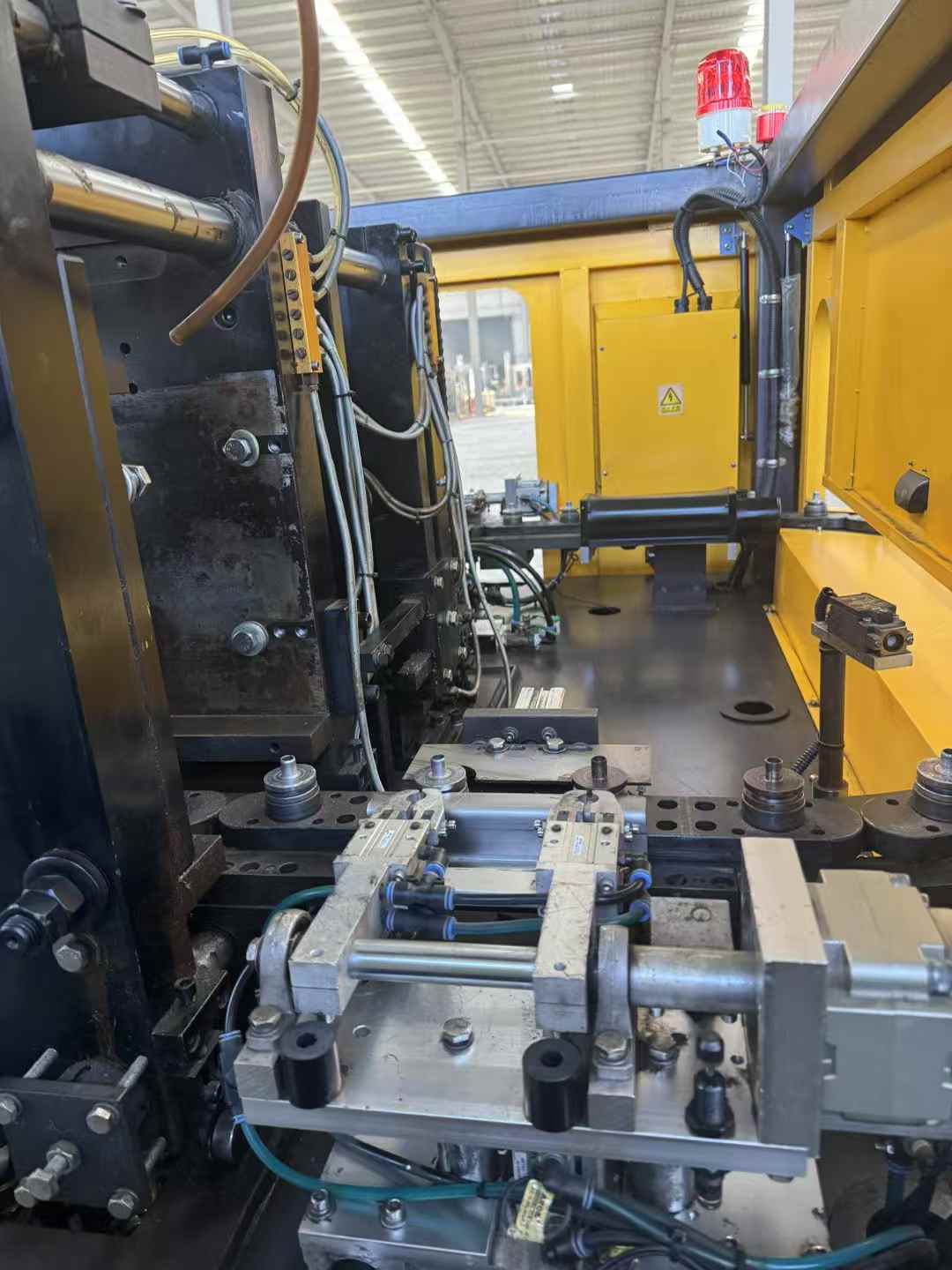 A 23-year-old high-end, elegant, fully automatic blow molding machine.