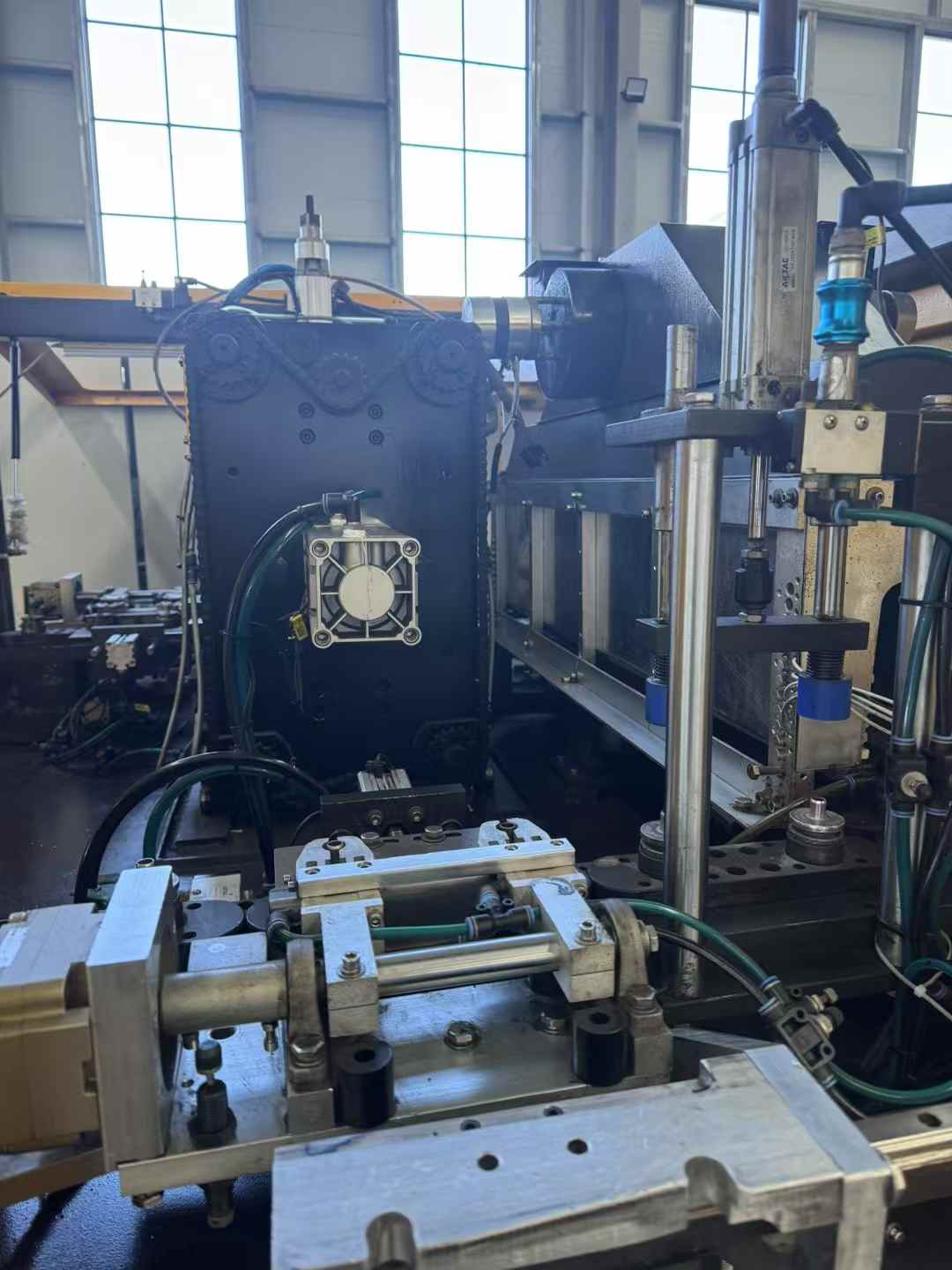 A 23-year-old high-end, elegant, fully automatic blow molding machine.