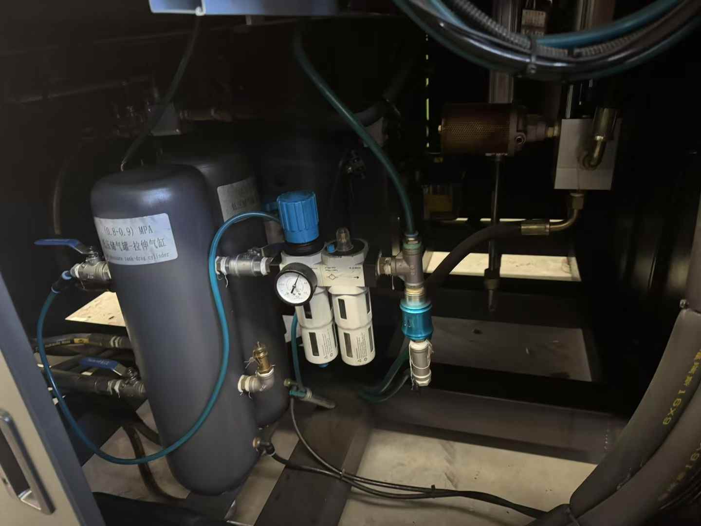 A 23-year-old high-end, elegant, fully automatic blow molding machine.