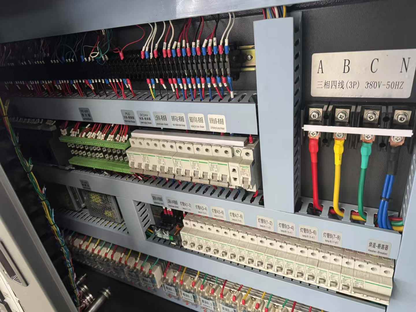 A 23-year-old high-end, elegant, fully automatic blow molding machine.