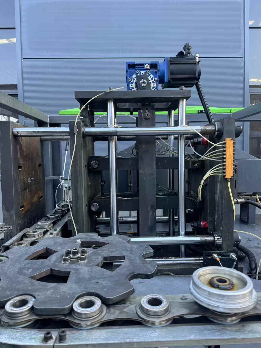 The Guang-Kou model from 2021 features 2 pairs of servos, with a center distance of 130.