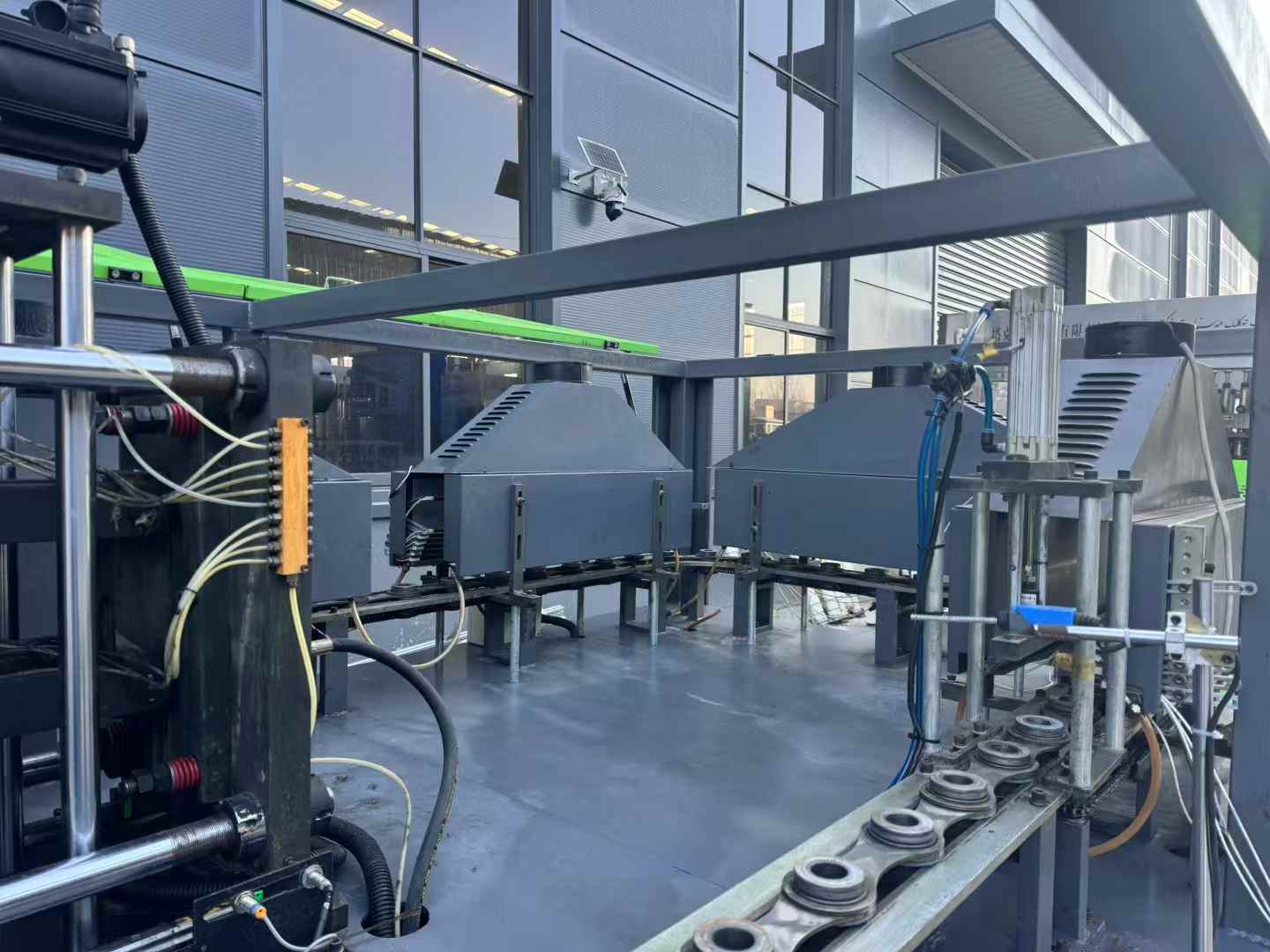 The Guang-Kou model from 2021 features 2 pairs of servos, with a center distance of 130.