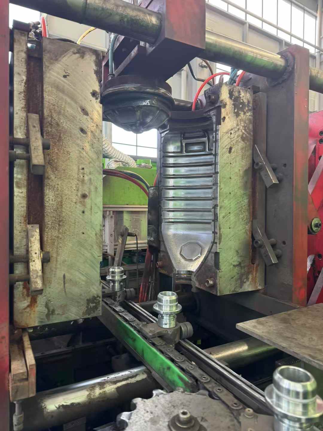 Full servo 20-liter fully automatic blow molding machine with oil barrel mold and bucket 55-hole adaptor.