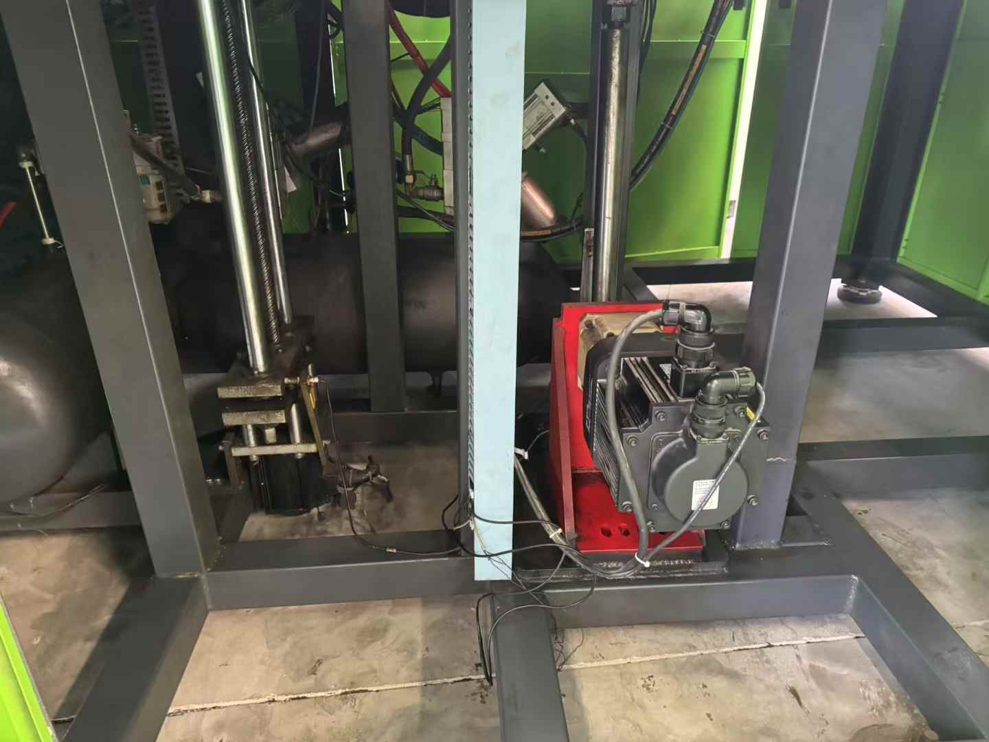 Full servo 20-liter fully automatic blow molding machine with oil barrel mold and bucket 55-hole adaptor.