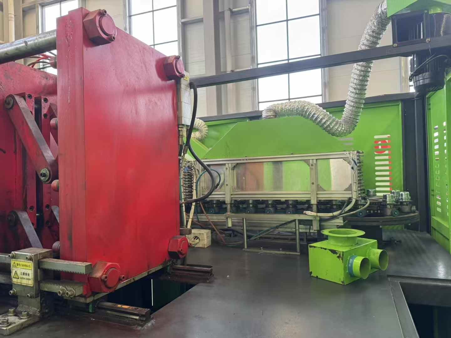 Full servo 20-liter fully automatic blow molding machine with oil barrel mold and bucket 55-hole adaptor.