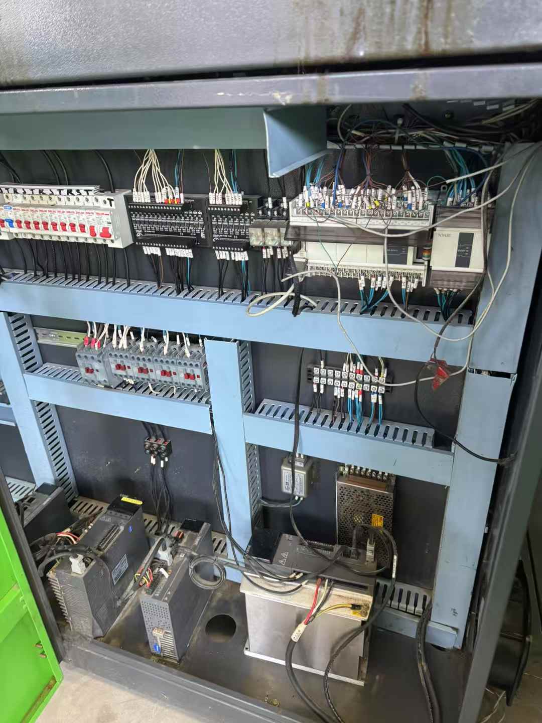 Full servo 20-liter fully automatic blow molding machine with oil barrel mold and bucket 55-hole adaptor.