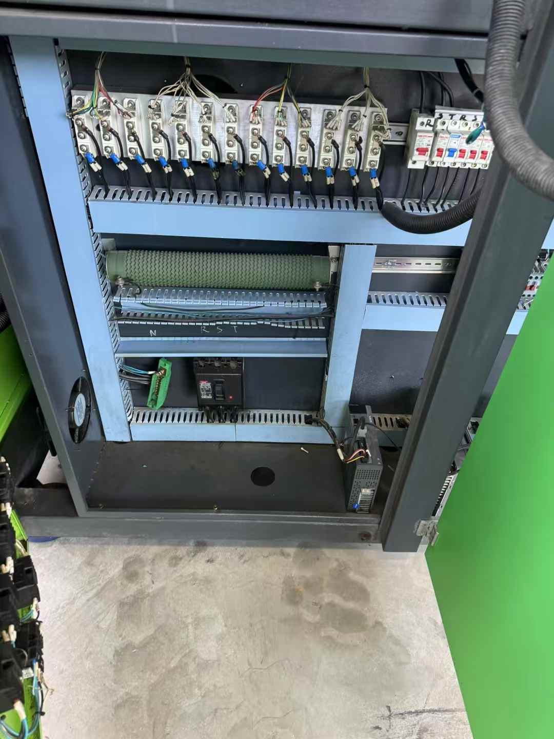 Full servo 20-liter fully automatic blow molding machine with oil barrel mold and bucket 55-hole adaptor.