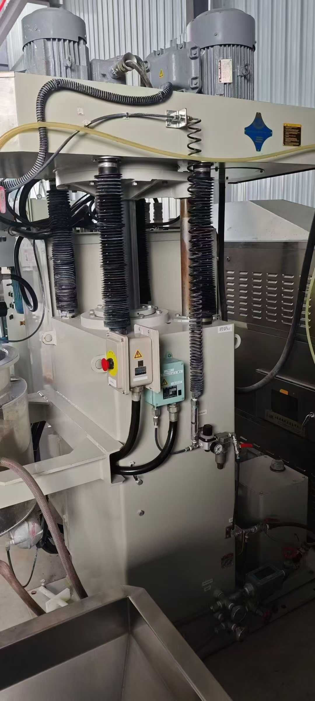 Original Japanese-made 80L vacuum emulsifying and dispersing machine. Mitsubishi 7.5KW + 1.5KW motor; entire unit with full explosion-proof configuration.