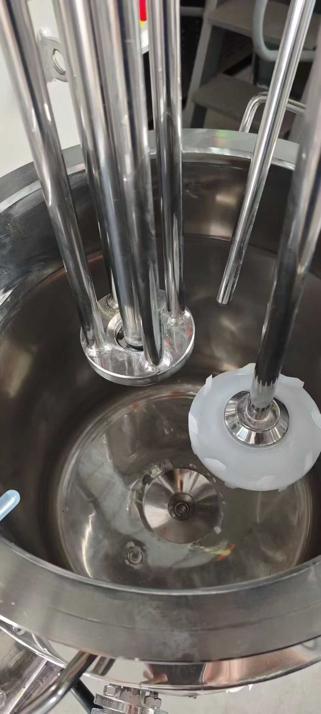 Original Japanese-made 80L vacuum emulsifying and dispersing machine. Mitsubishi 7.5KW + 1.5KW motor; entire unit with full explosion-proof configuration.