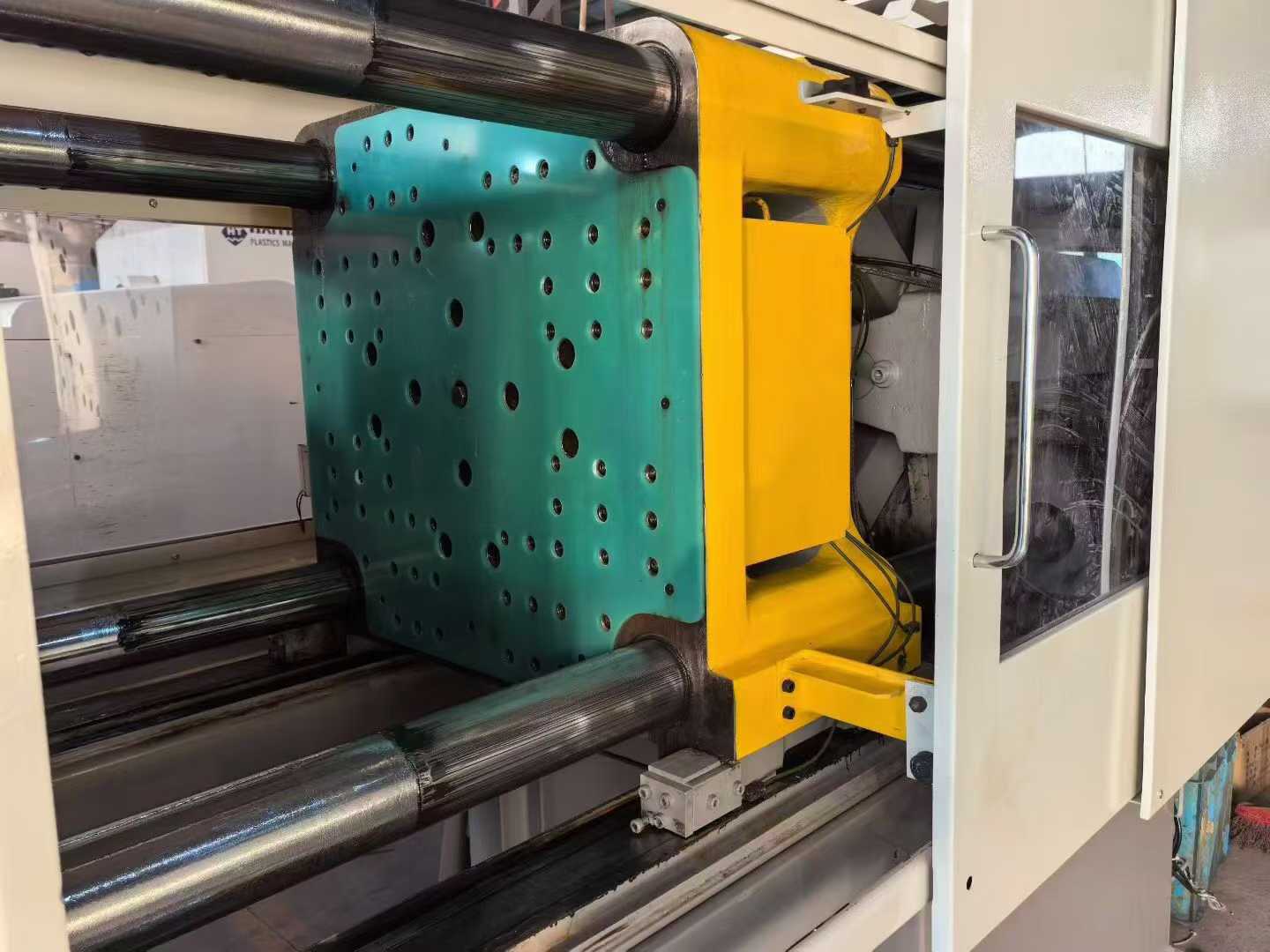 A batch of Japanese Toshiba motors, model: EC160C = 13 units. Screw diameter: 40 mm. Injection volume: 180 grams.