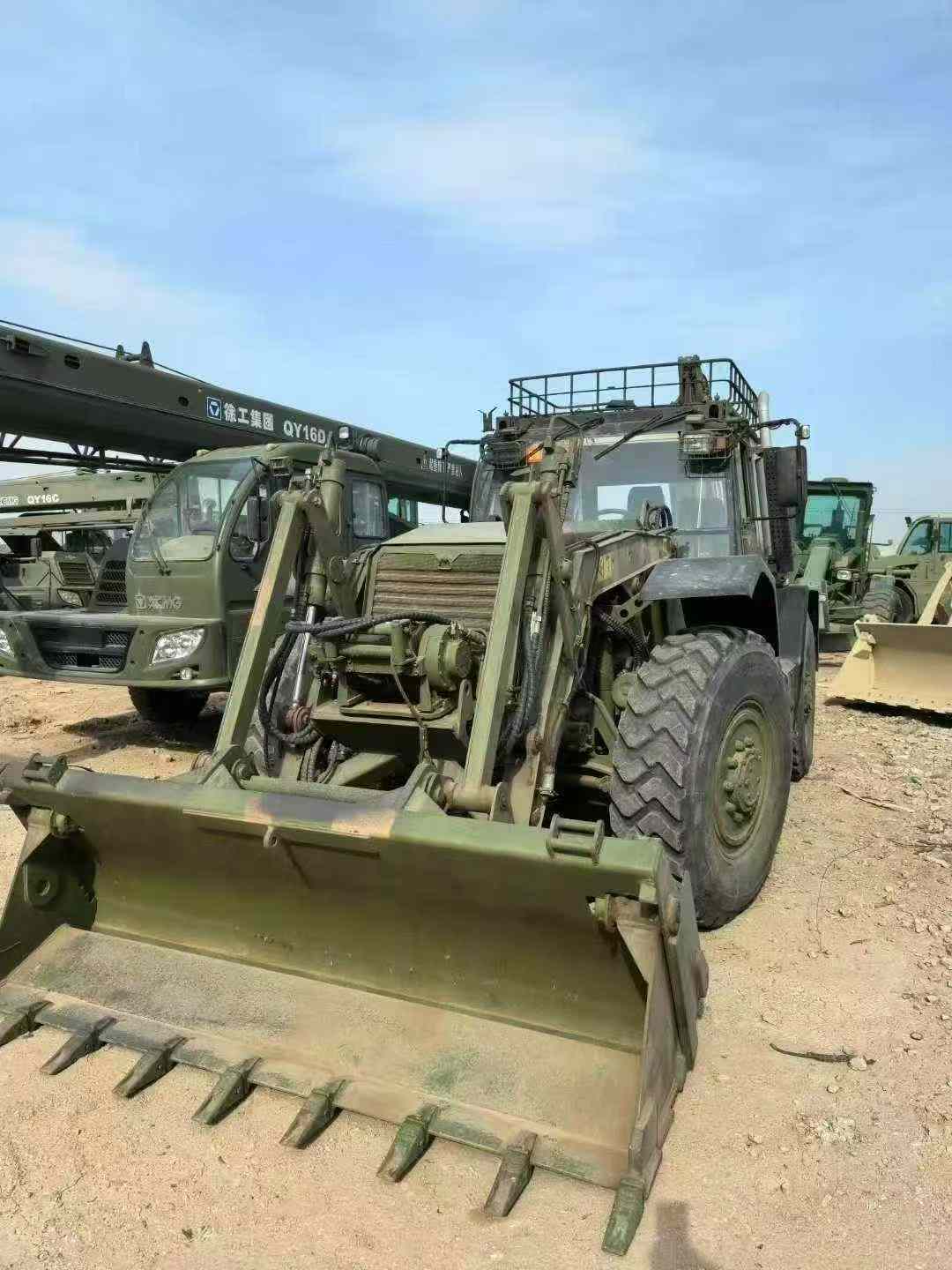 Busy on both ends, Cummins engine, air suspension, two differential locks, capable of reaching speeds of over 100 km/h, original winch.