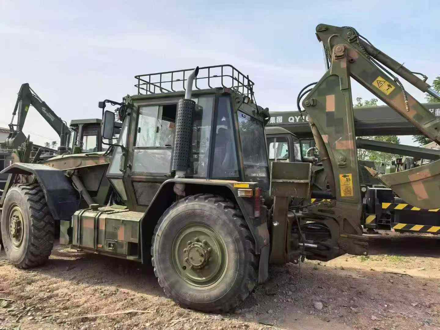Busy on both ends, Cummins engine, air suspension, two differential locks, capable of reaching speeds of over 100 km/h, original winch.