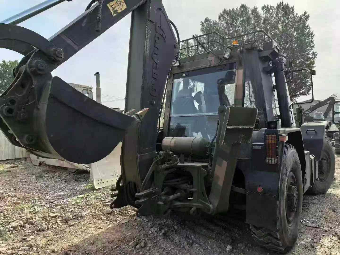 Busy on both ends, Cummins engine, air suspension, two differential locks, capable of reaching speeds of over 100 km/h, original winch.