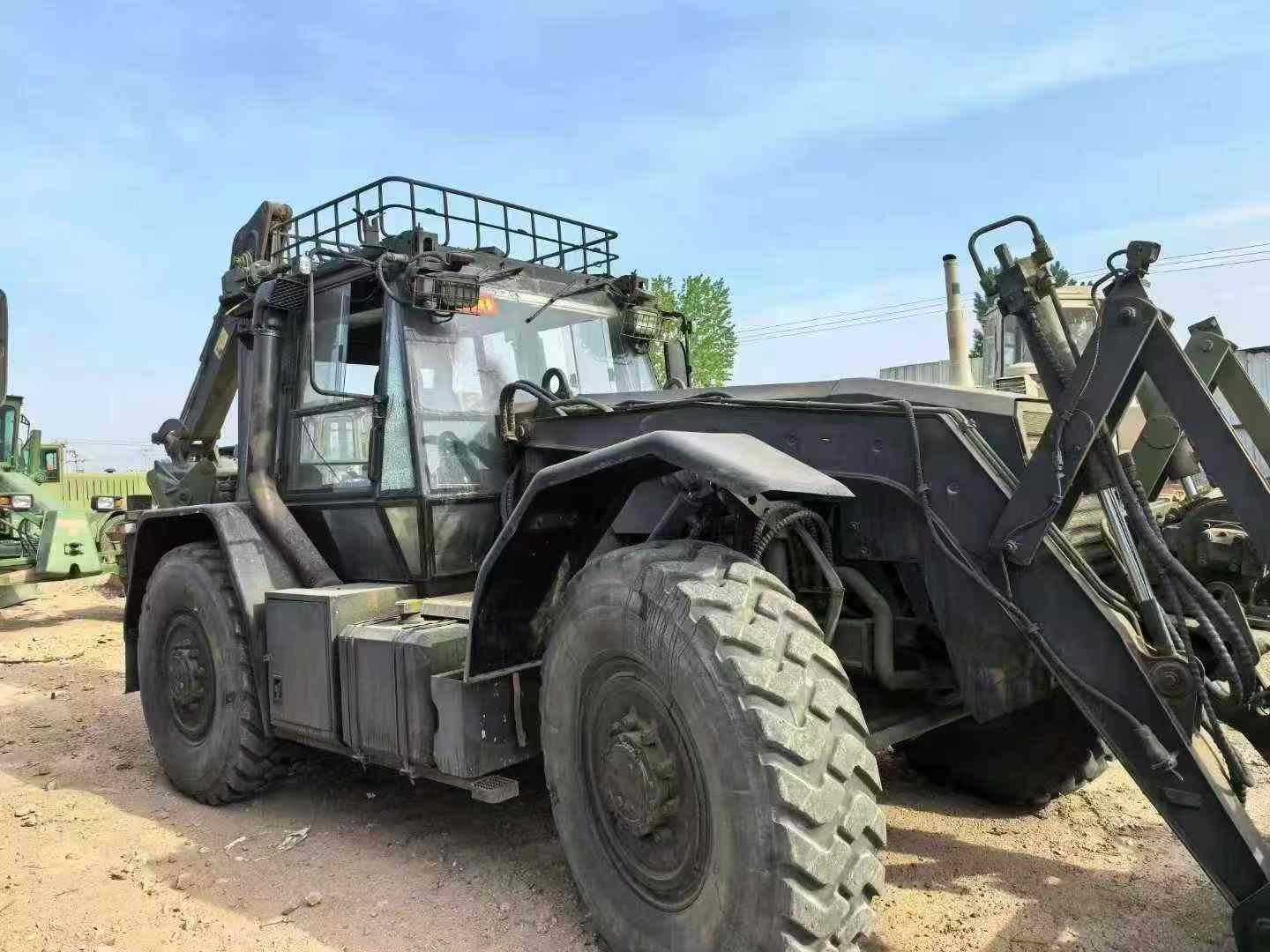 Busy on both ends, Cummins engine, air suspension, two differential locks, capable of reaching speeds of over 100 km/h, original winch.