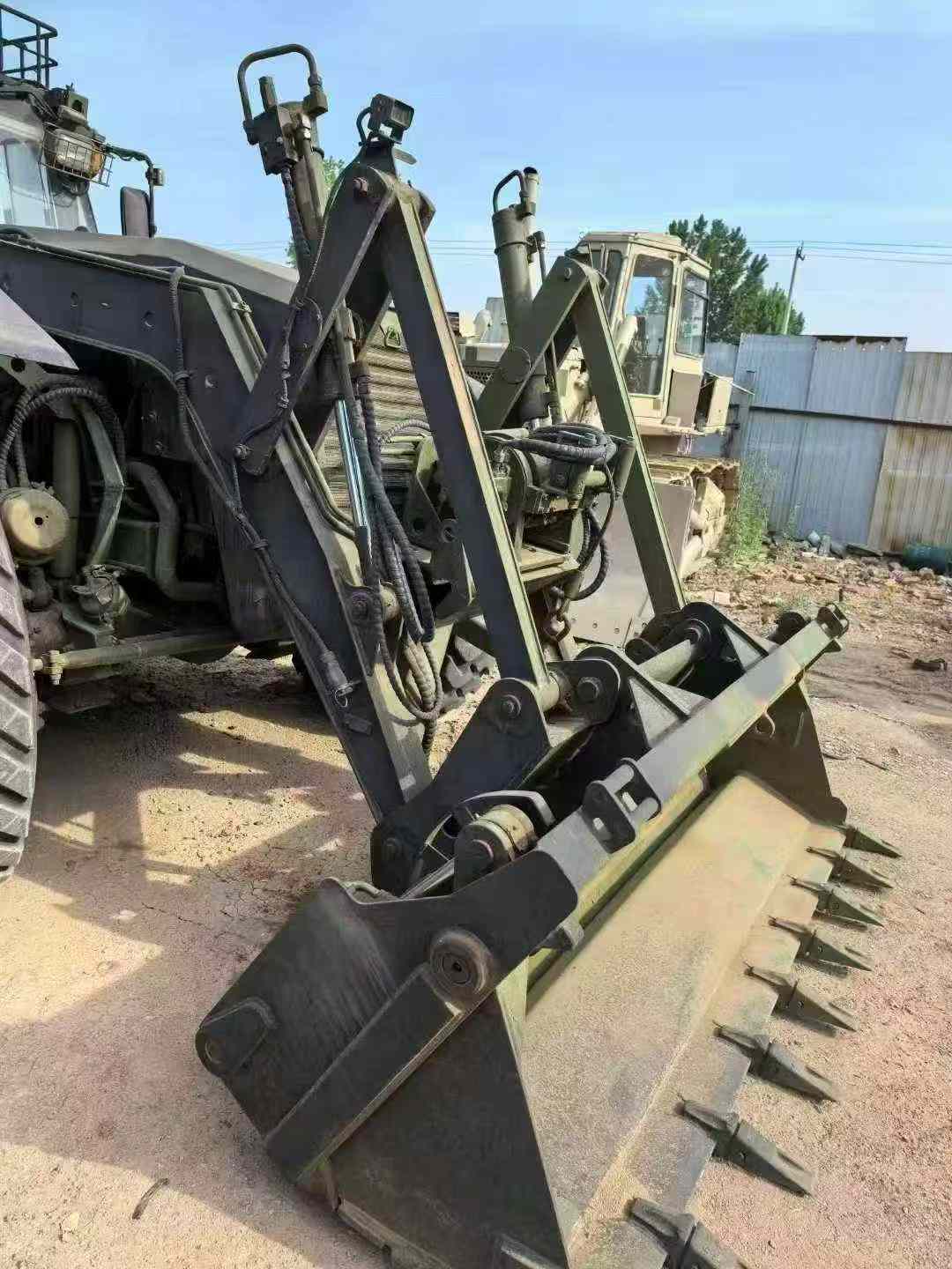 Busy on both ends, Cummins engine, air suspension, two differential locks, capable of reaching speeds of over 100 km/h, original winch.