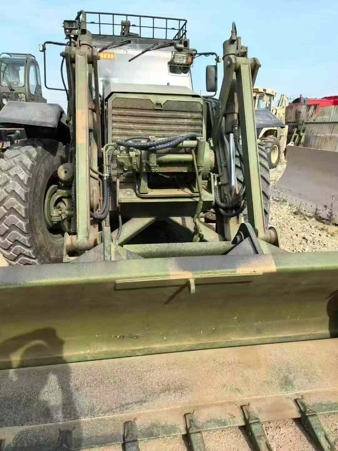 Busy on both ends, Cummins engine, air suspension, two differential locks, capable of reaching speeds of over 100 km/h, original winch.