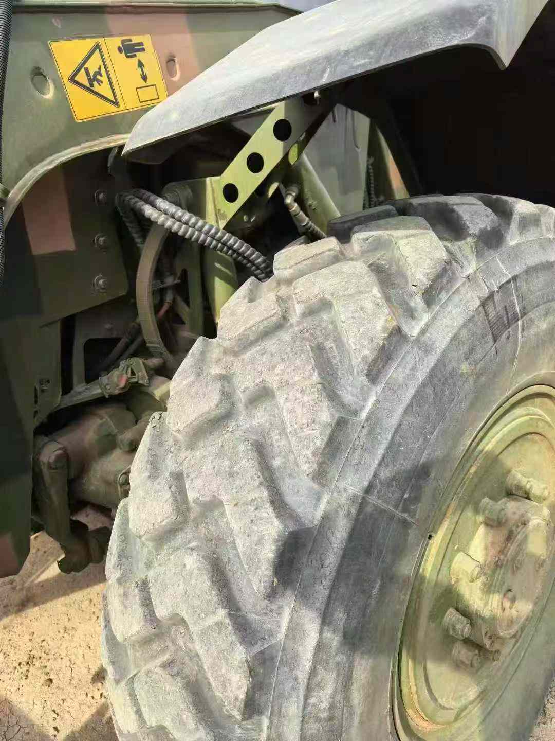 Busy on both ends, Cummins engine, air suspension, two differential locks, capable of reaching speeds of over 100 km/h, original winch.