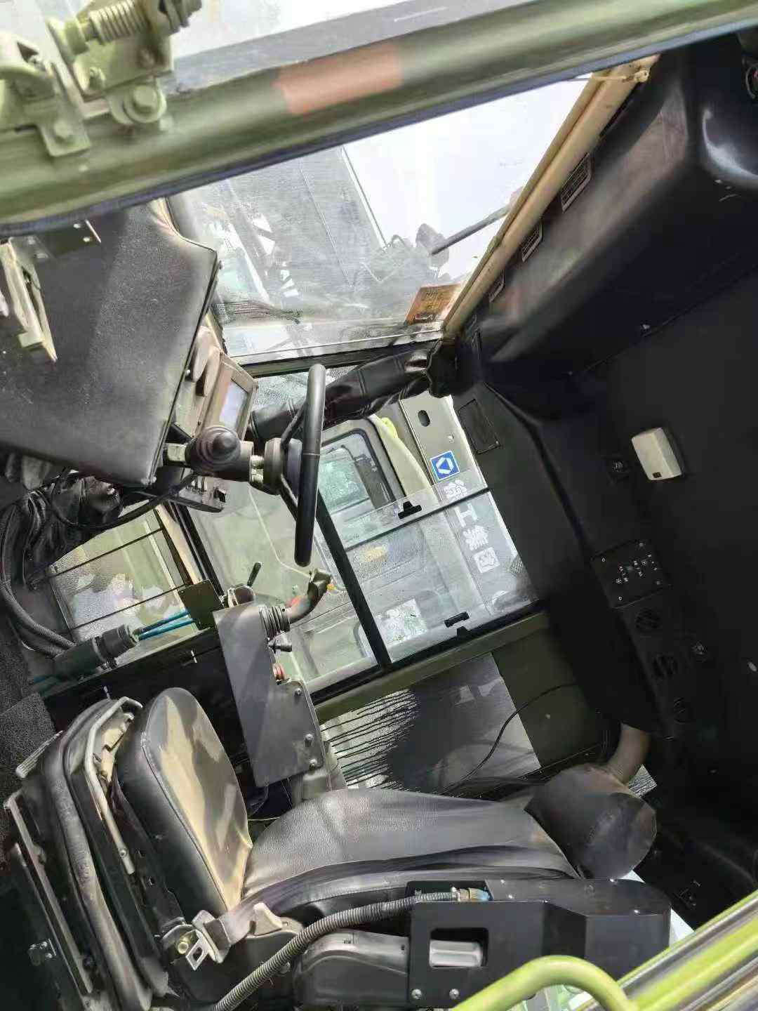 Busy on both ends, Cummins engine, air suspension, two differential locks, capable of reaching speeds of over 100 km/h, original winch.