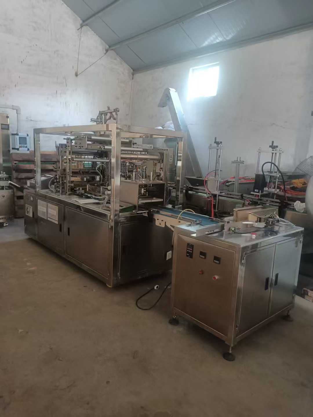 Model 560 cigarette packaging machine with tear-off strip. Six sides are heat-sealed.