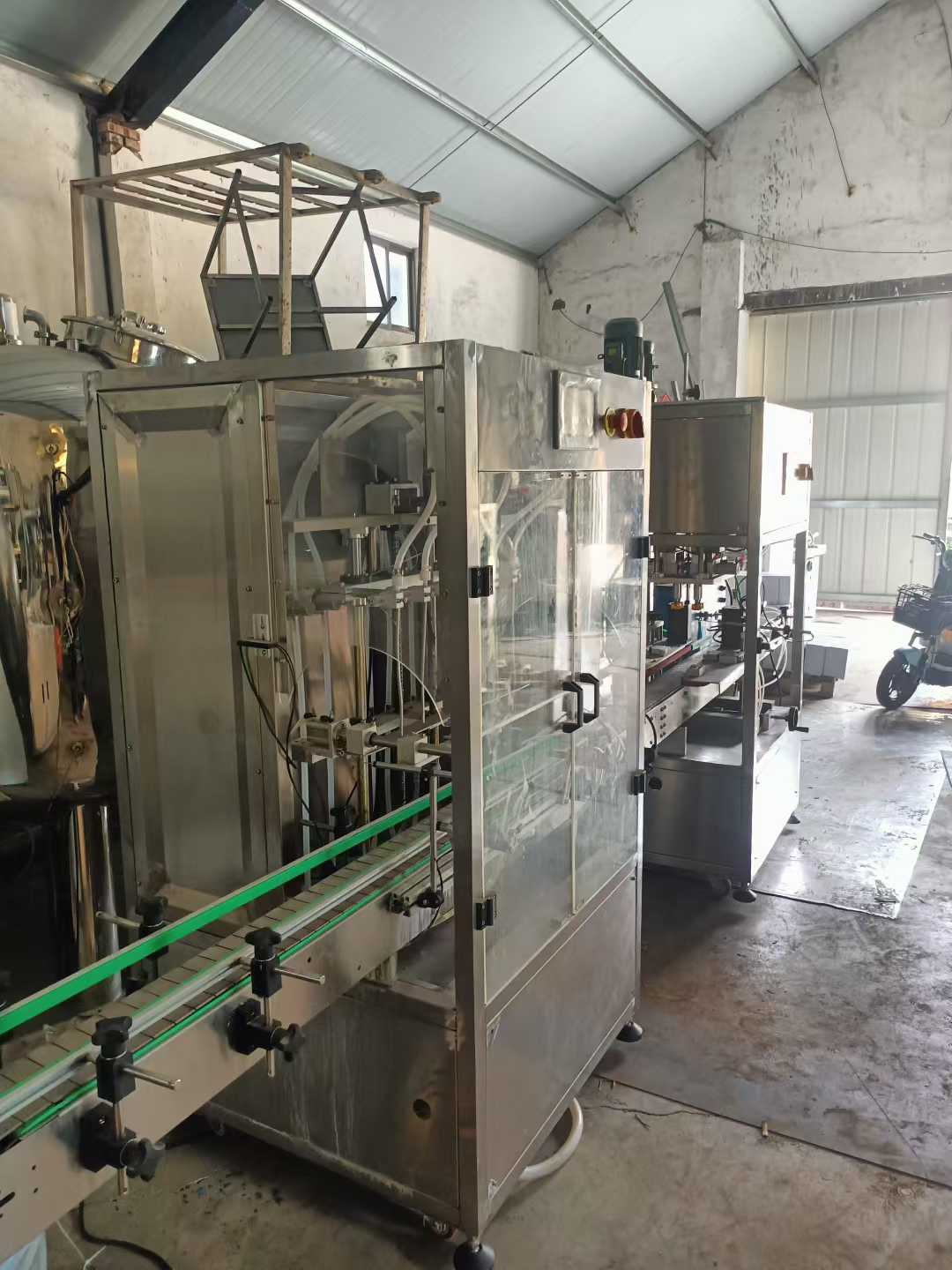 6-head magnetic pump liquid filling machine.