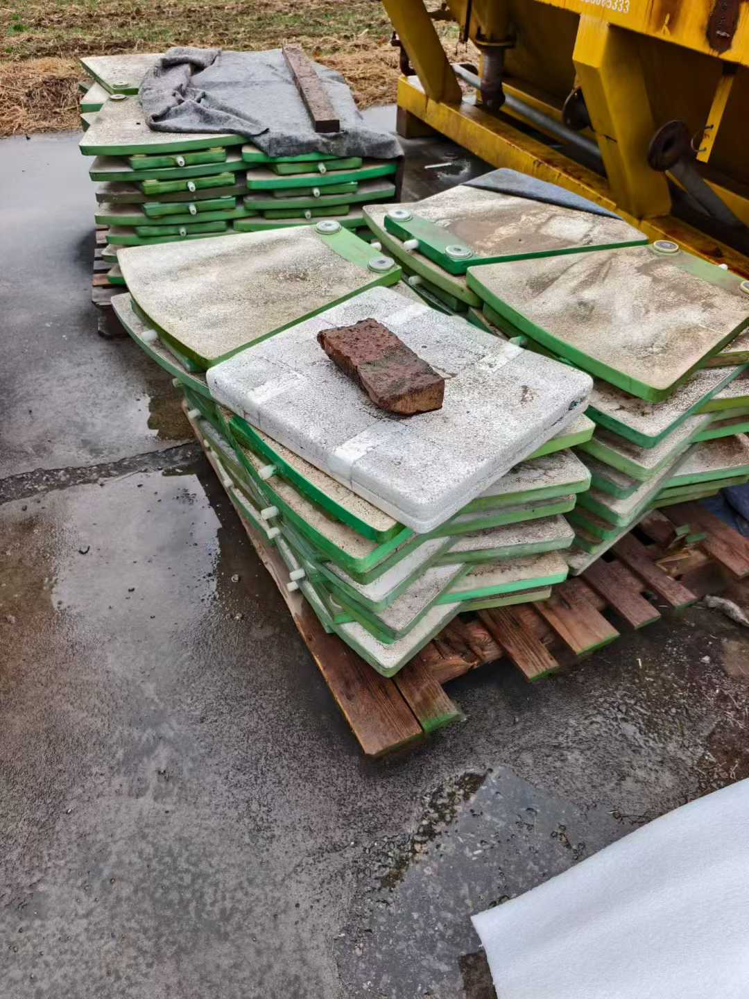 A 60-square-meter vacuum plate-type ceramic filtration machine, fully equipped.