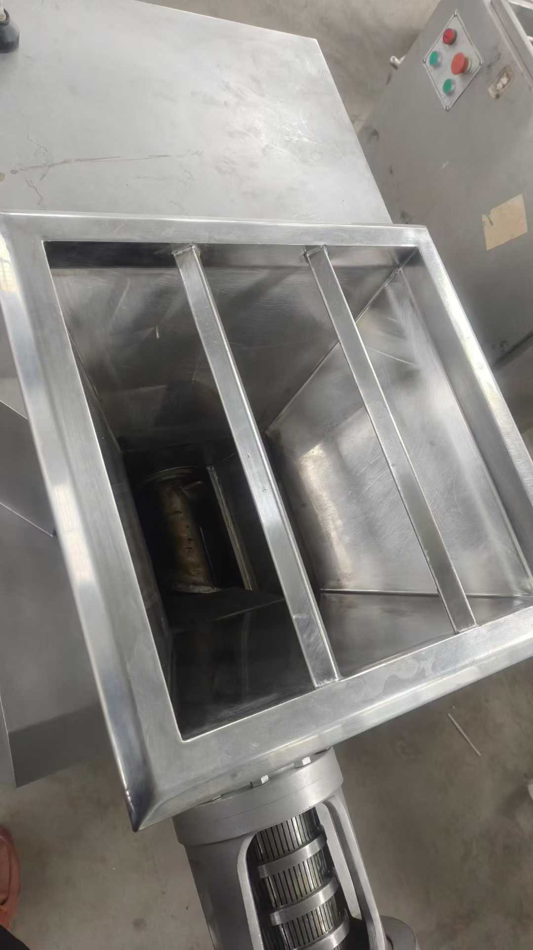 Model 100 bone and flesh separator; stable performance; consistent meat yield.