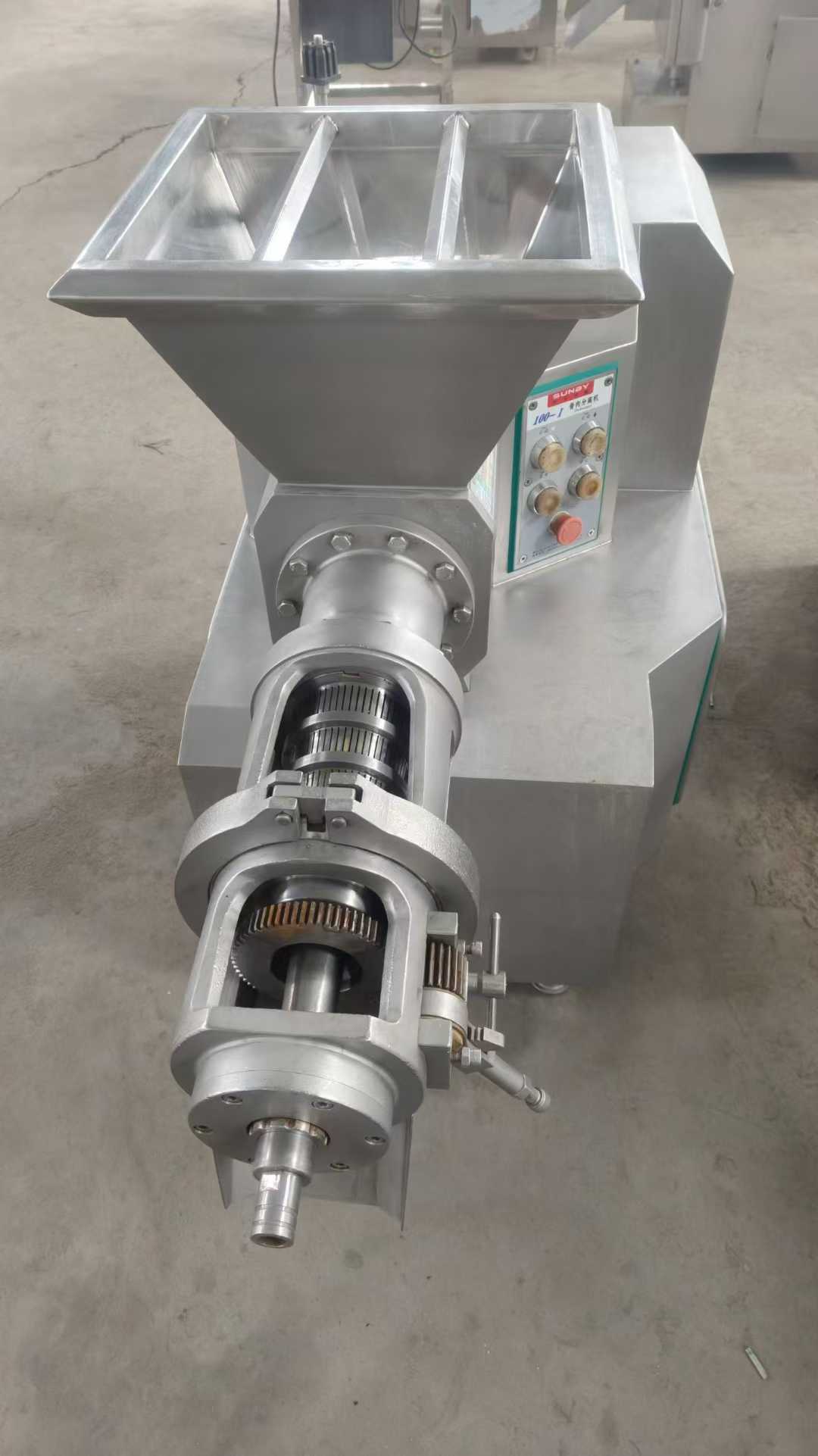 Model 100 bone and flesh separator; stable performance; consistent meat yield.