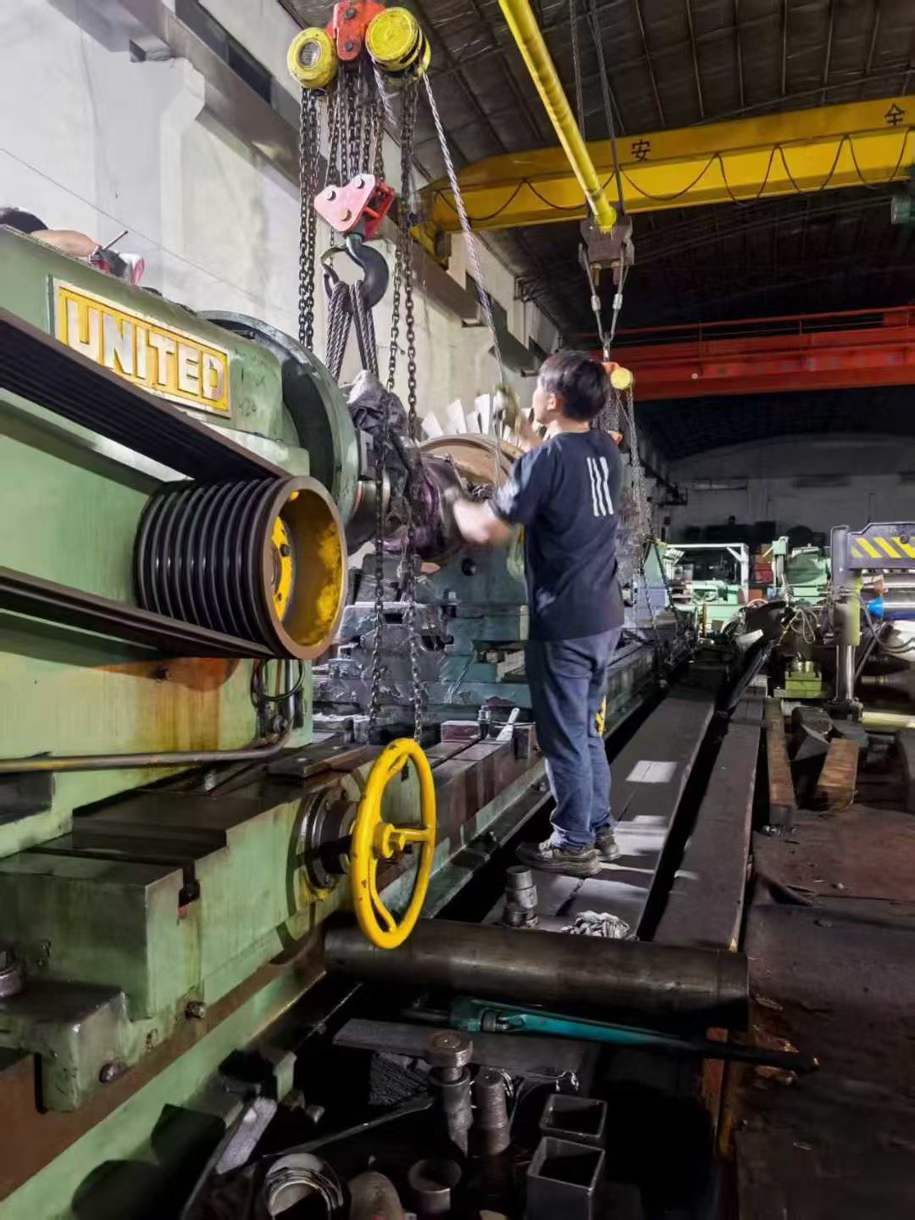 German-made roller mill, 2x12 meters in length, 1.25 meters wide, capable of handling a load of 50 tons.