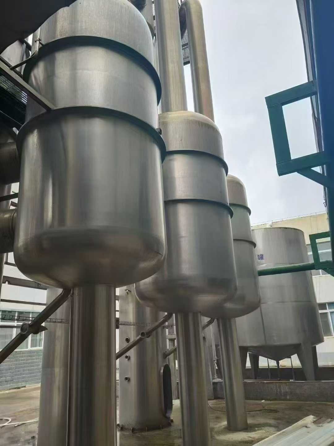 A set of 25-ton four-effect five-body downflow evaporator, made of 304 material. A set of three-effect five-ton forced circulation evaporator, made of titanium material.