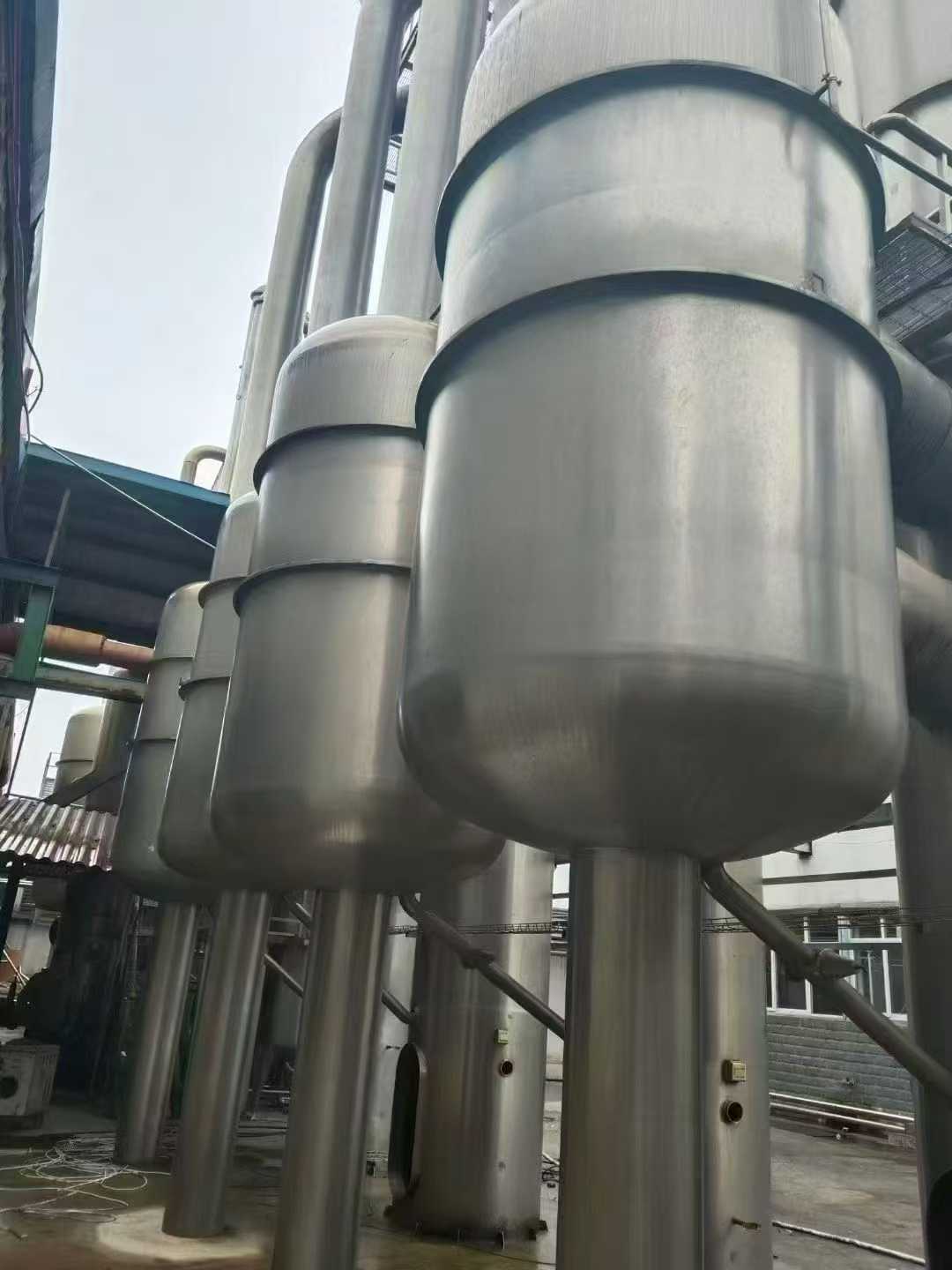 A set of 25-ton four-effect five-body downflow evaporator, made of 304 material. A set of three-effect five-ton forced circulation evaporator, made of titanium material.