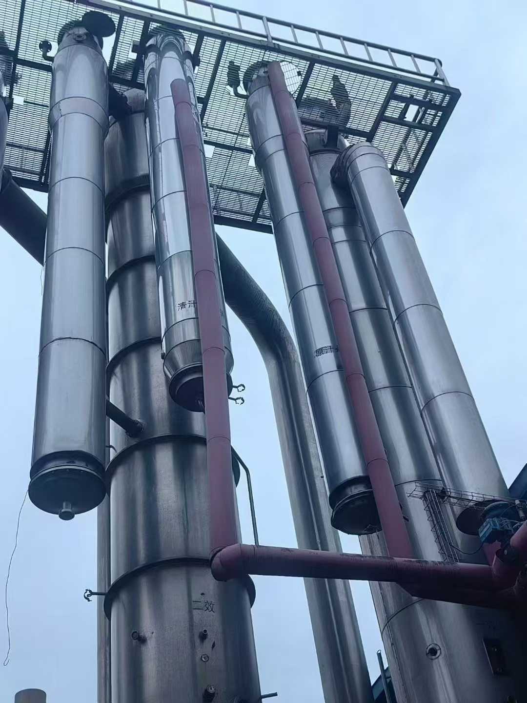 A set of 25-ton four-effect five-body downflow evaporator, made of 304 material. A set of three-effect five-ton forced circulation evaporator, made of titanium material.