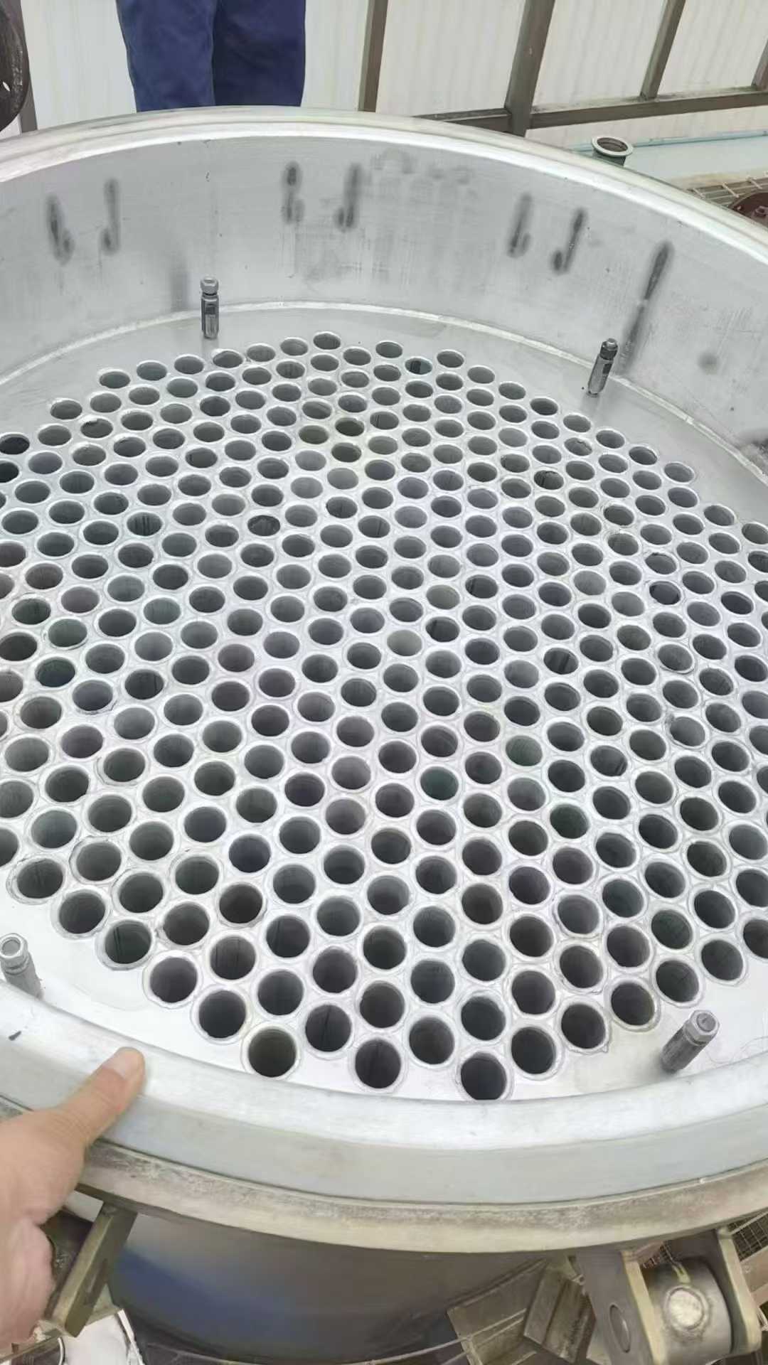 A set of 25-ton four-effect five-body downflow evaporator, made of 304 material. A set of three-effect five-ton forced circulation evaporator, made of titanium material.