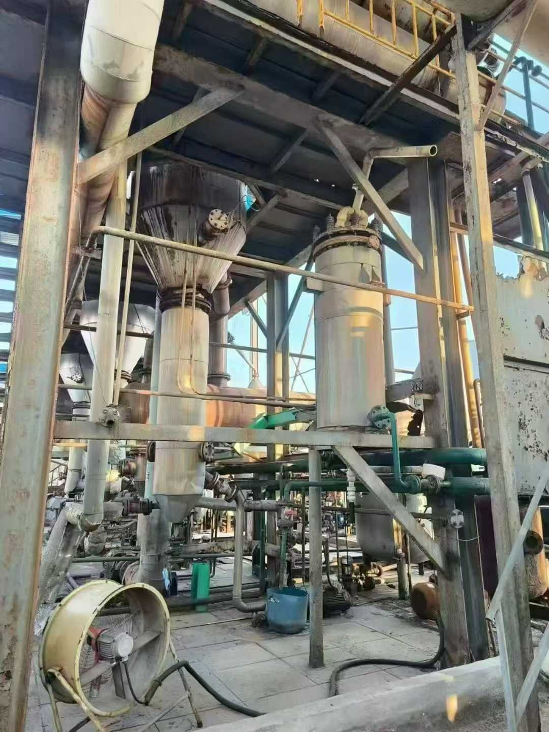 A set of 25-ton four-effect five-body downflow evaporator, made of 304 material. A set of three-effect five-ton forced circulation evaporator, made of titanium material.