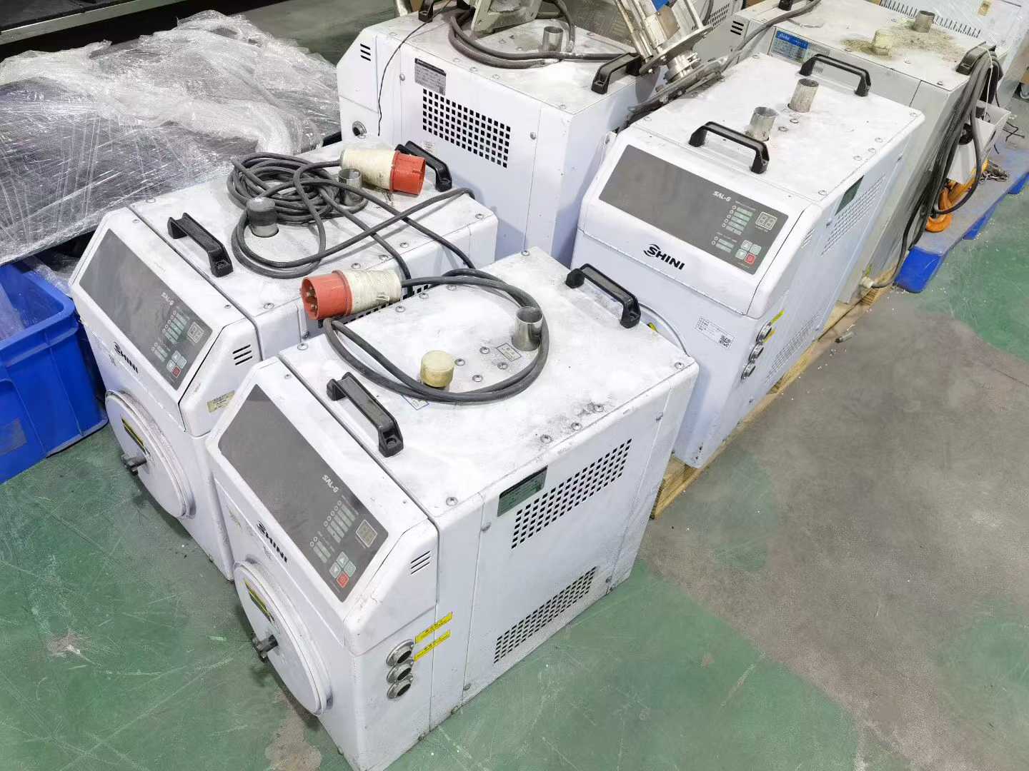 Material-feeding machine, material-distribution system, batch.