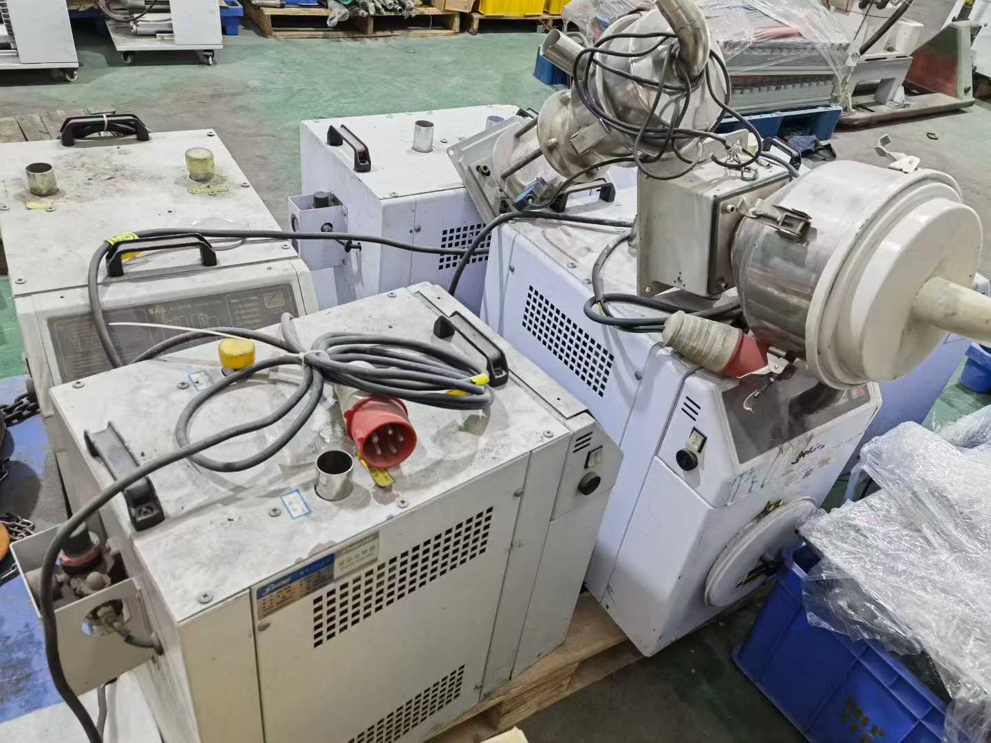 Material-feeding machine, material-distribution system, batch.