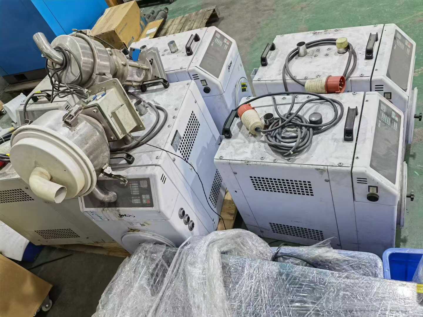 Material-feeding machine, material-distribution system, batch.