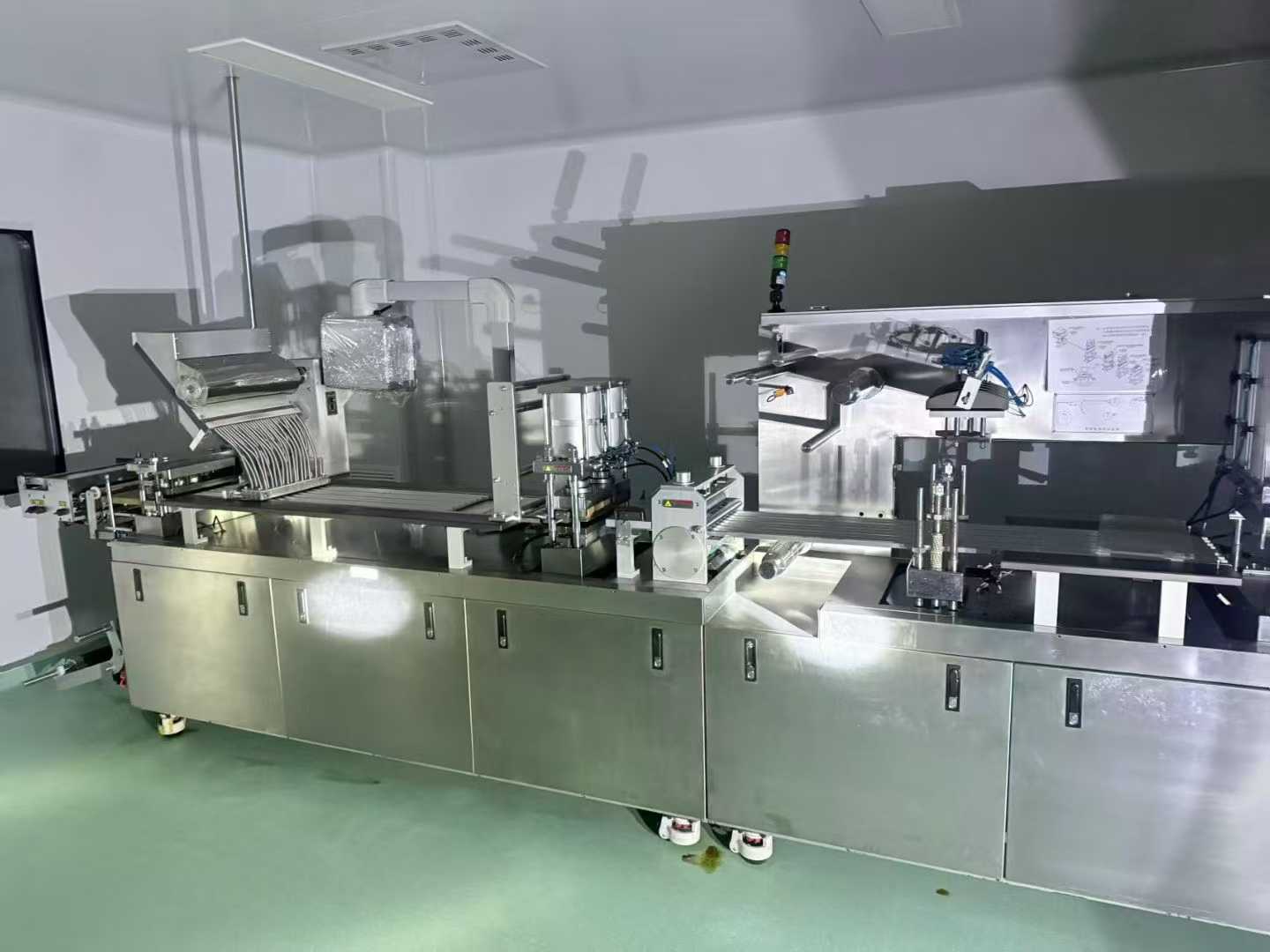 320 flat panel aluminum/plastic/aluminum automatic packaging machine, brand new, never used.