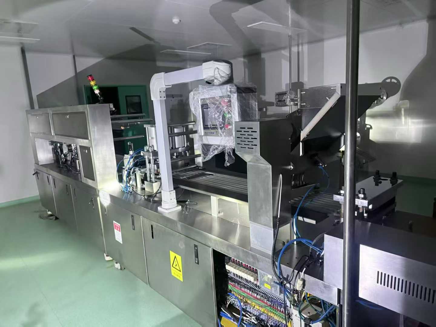 320 flat panel aluminum/plastic/aluminum automatic packaging machine, brand new, never used.