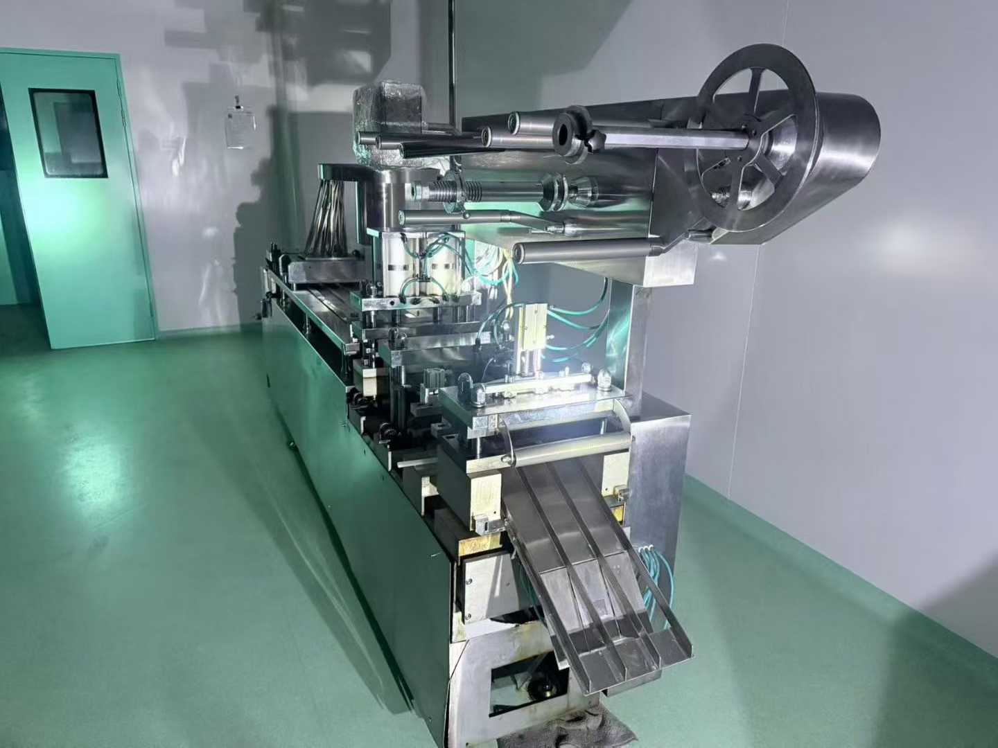 320 flat panel aluminum/plastic/aluminum automatic packaging machine, brand new, never used.