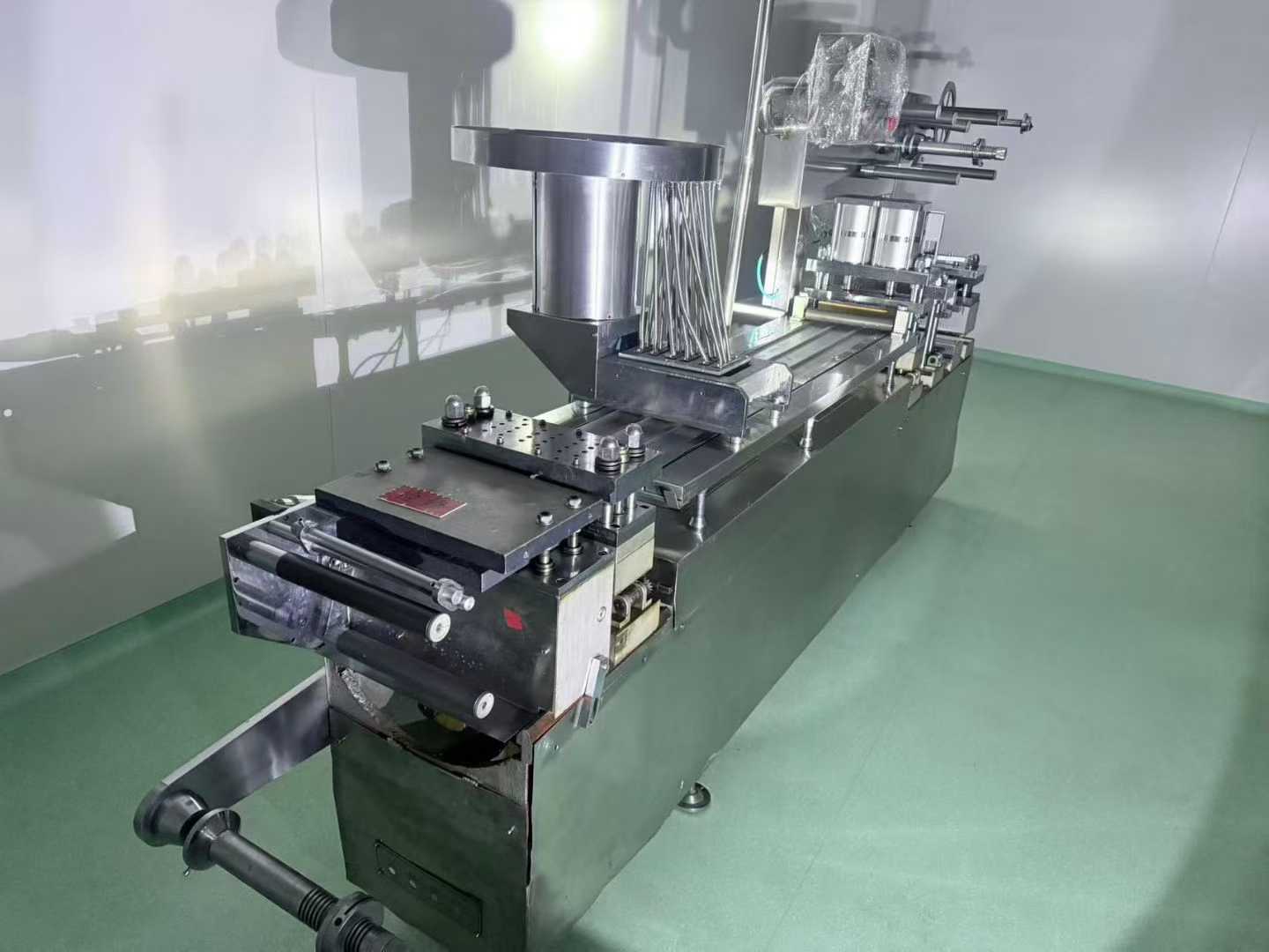 320 flat panel aluminum/plastic/aluminum automatic packaging machine, brand new, never used.