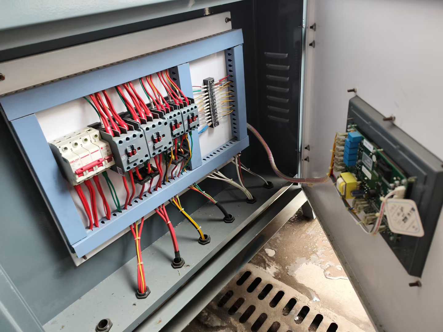 A 0-horsepower industrial refrigeration unit has arrived. It is nearly new, with a built-in water pump and water tank.