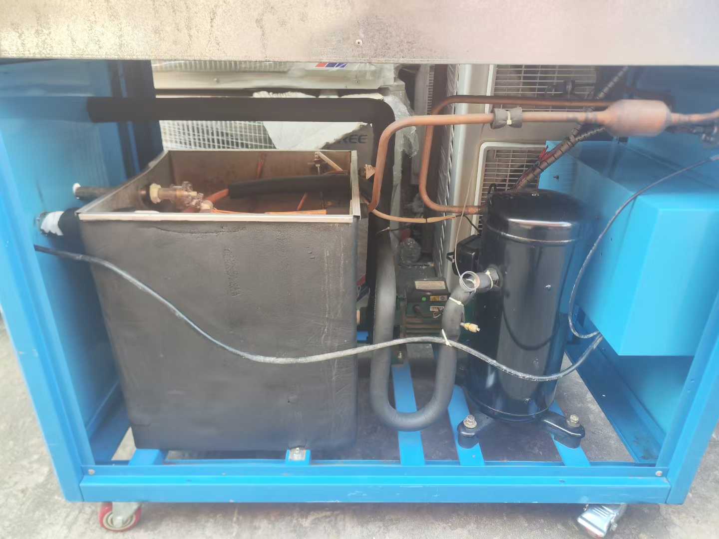 Multiple units of a 5-horsepower industrial refrigeration unit have arrived. These are original 2020 models with built-in water pumps and buckets.