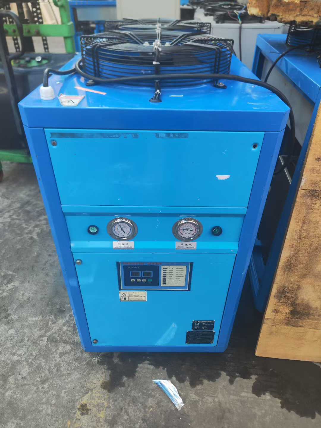 Multiple units of a 5-horsepower industrial refrigeration unit have arrived. These are original 2020 models with built-in water pumps and buckets.